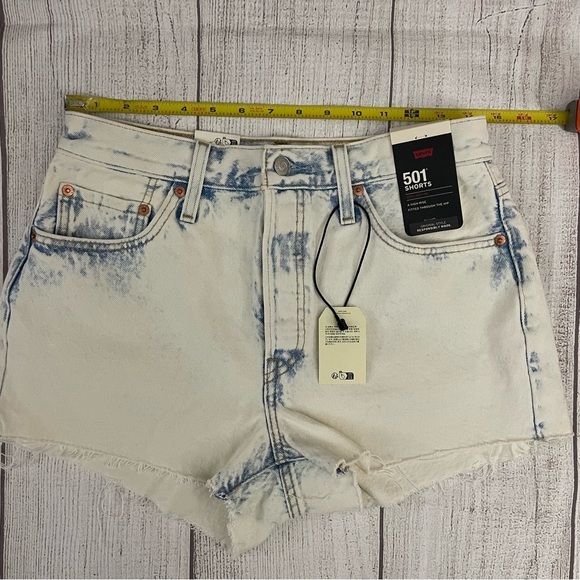 NWT LEVI'S Women’s Premium 501 Light Wash High Rise Denim Cut Off Shorts Size 29 - Picture 5 of 10